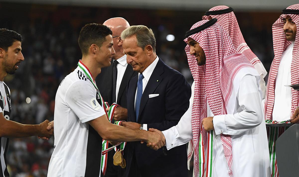 Cristiano Ronaldo berjabat tangan usai menerima medali juara Piala Supercoppa Italiana di King Abdullah Sports City pada (16/01/19) di Jeddah, Arab Saudi.