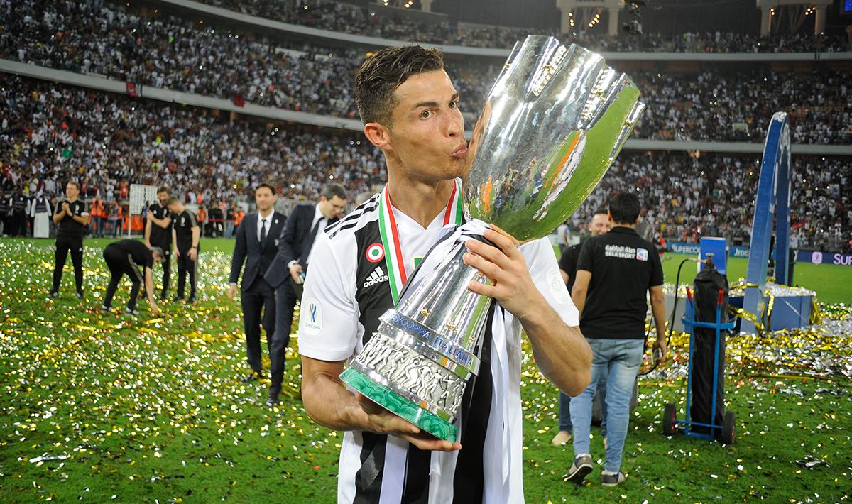 Cristiano Ronaldo merayakan kemenangan Juventus dengan mencium trofi Supercoppa Italiana di King Abdullah Sports City pada (16/01/19) di Jeddah, Arab Saudi.