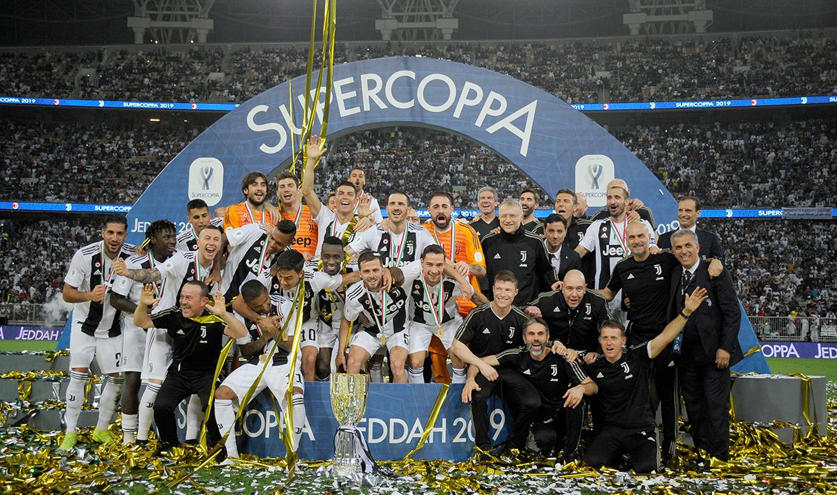 Pemain dan anggota staf Juventus merayakan kemenangan sebagai juara Supercoppa Italiana melawan AC Milan di King Abdullah Sports City pada (16/01/19) di Jeddah, Arab Saudi.