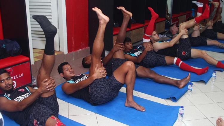 Penggawa PSM Makassar melakukan latihan di dalam ruangan.