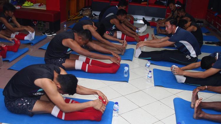 Penggawa PSM Makassar melakukan latihan di dalam ruangan Copyright: PSM Makassar