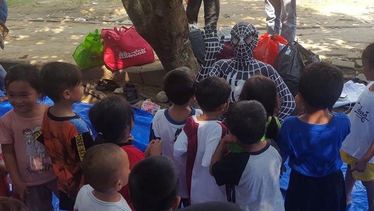 Charity Paguyuban Suporter klub sepak bola Eropa wilayah Tangsel kepada korban bencana tsunami di Paniis, Tamanjaya, Ujung Kulon, Banten. Copyright: Dok Pribadi