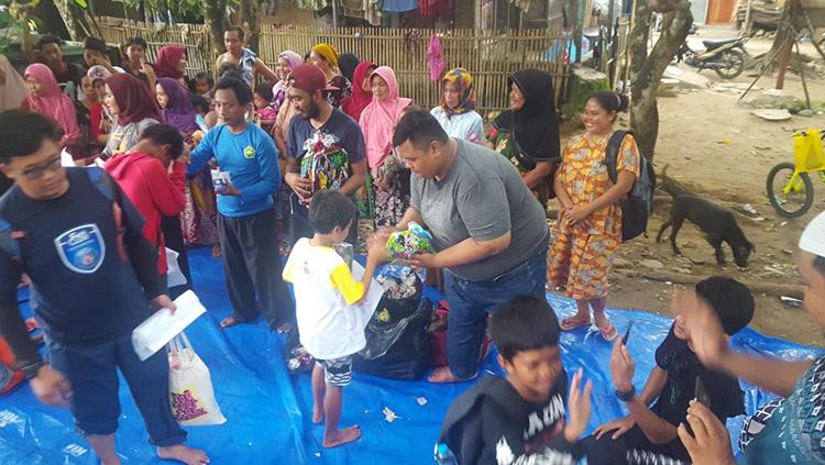 Charity Paguyuban Suporter klub sepak bola Eropa wilayah Tangsel kepada korban bencana tsunami di Paniis, Tamanjaya, Ujung Kulon, Banten. Copyright: Dok Pribadi