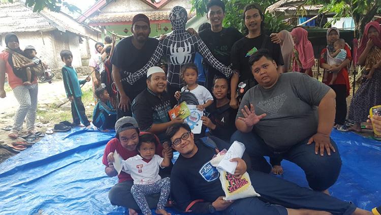 Charity Paguyuban Suporter klub sepak bola Eropa wilayah Tangsel kepada korban bencana tsunami di Paniis, Tamanjaya, Ujung Kulon, Banten. - INDOSPORT