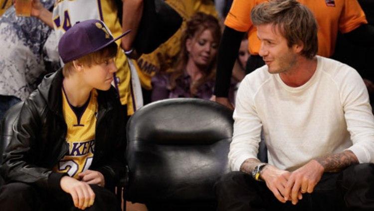 Justin Bieber ketika menonton pertandingan basket bersama David Beckham pada tahun 2010. Copyright: popsugar