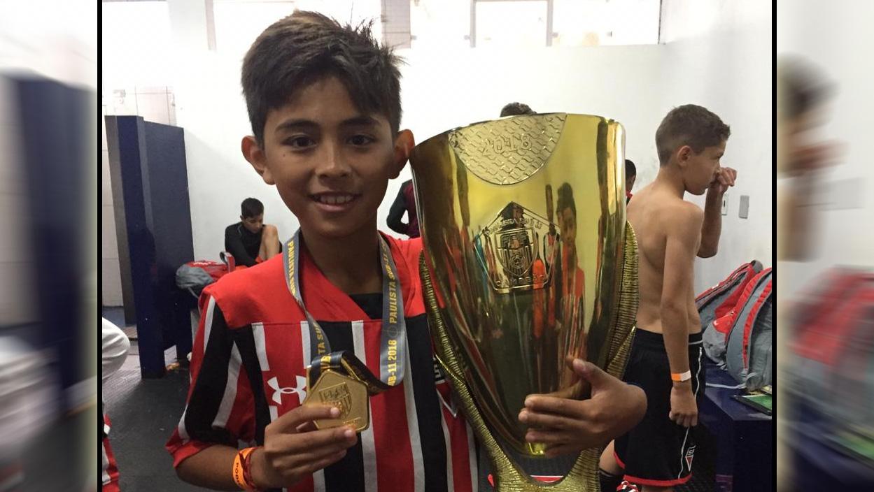 Welberlieskott de Halim Jardim sedang memegang piala.