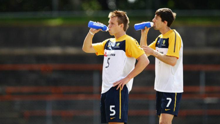Daniel Mullen (depan) bersama Jason Hoffman dalam latihan Timnas Australia