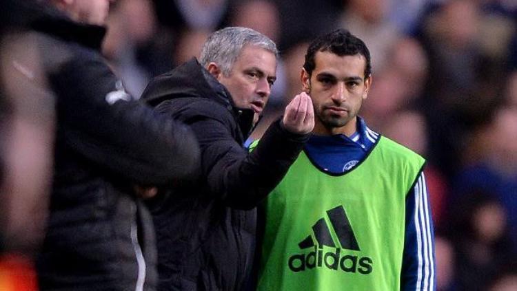 Jose Mourinho dan Mohamed Salah ketika masih di Chelsea Copyright: Daily Mail