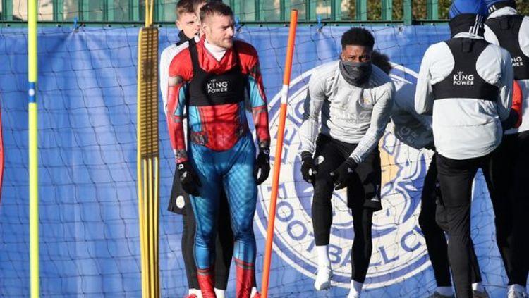 Pemain Leicester City, Jamie Vardy memakai kostum Spider Man saat latihan Copyright: Mirror