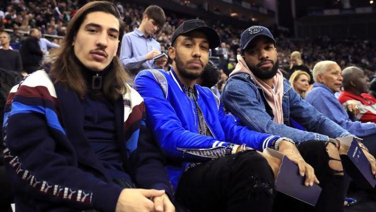 Pemain Arsenal menyaksikan pertandingan NBA Global Games di London