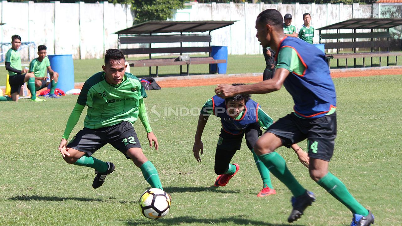 Abu Rizal Maulana serius mengikuti mini games di Lapangan Jenggolo, Sidoarjo. Jumat (18/1/19). Copyright: Fitra Herdian/Indosport.com