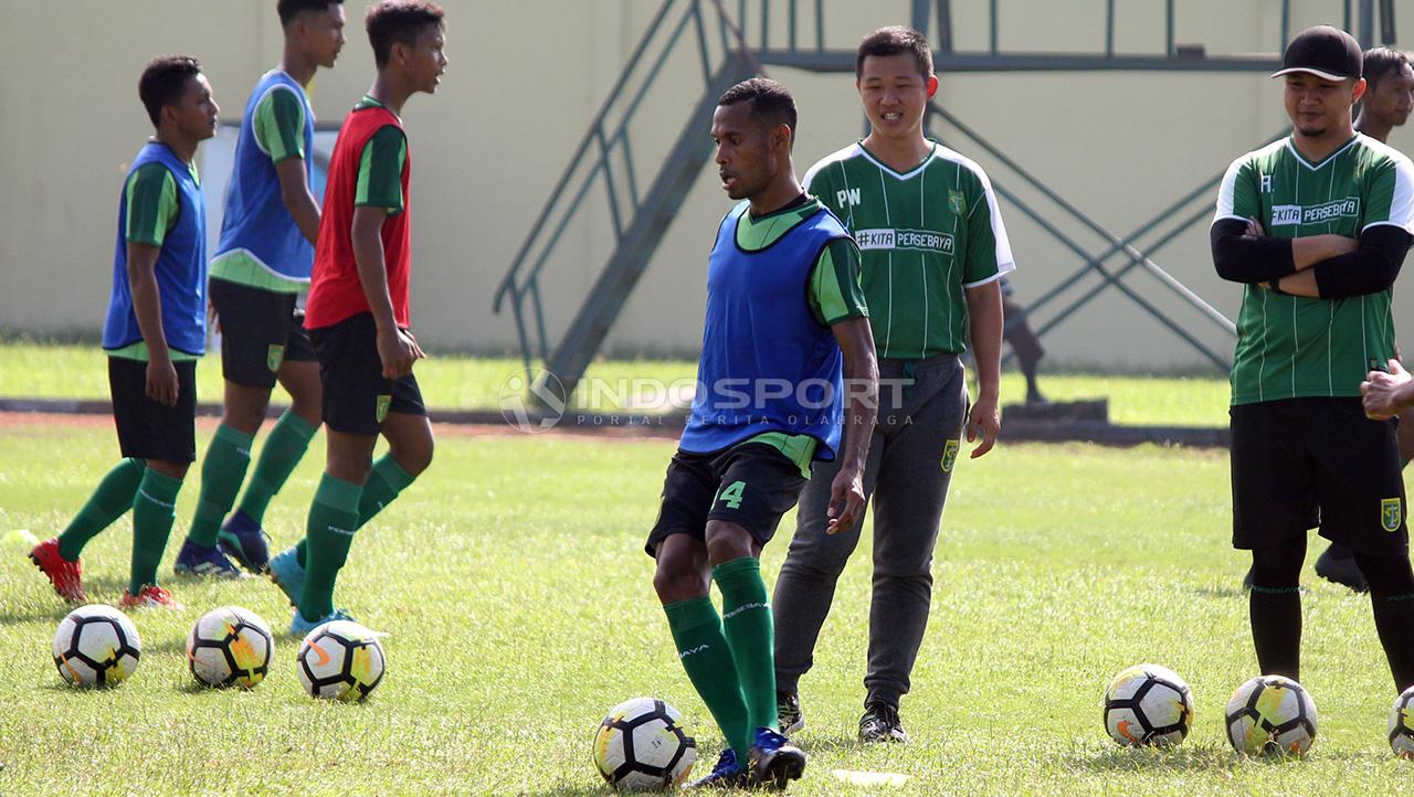 Kapten Persebaya Ruben Sanadi serius mengikuti latihan mini games. Jumat (18/1/19).