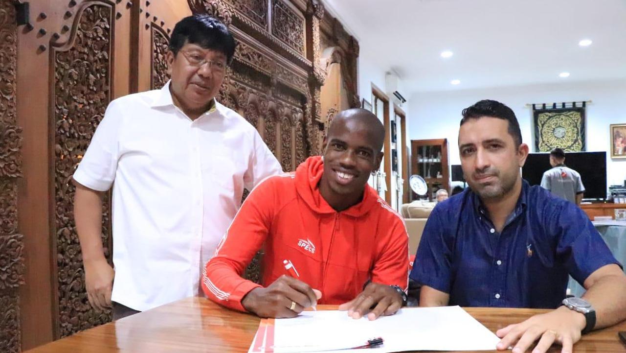 Penandatanganan kontrak Vinicius Lopes Laurindo di Persija Jakarta. Copyright: Media Persija