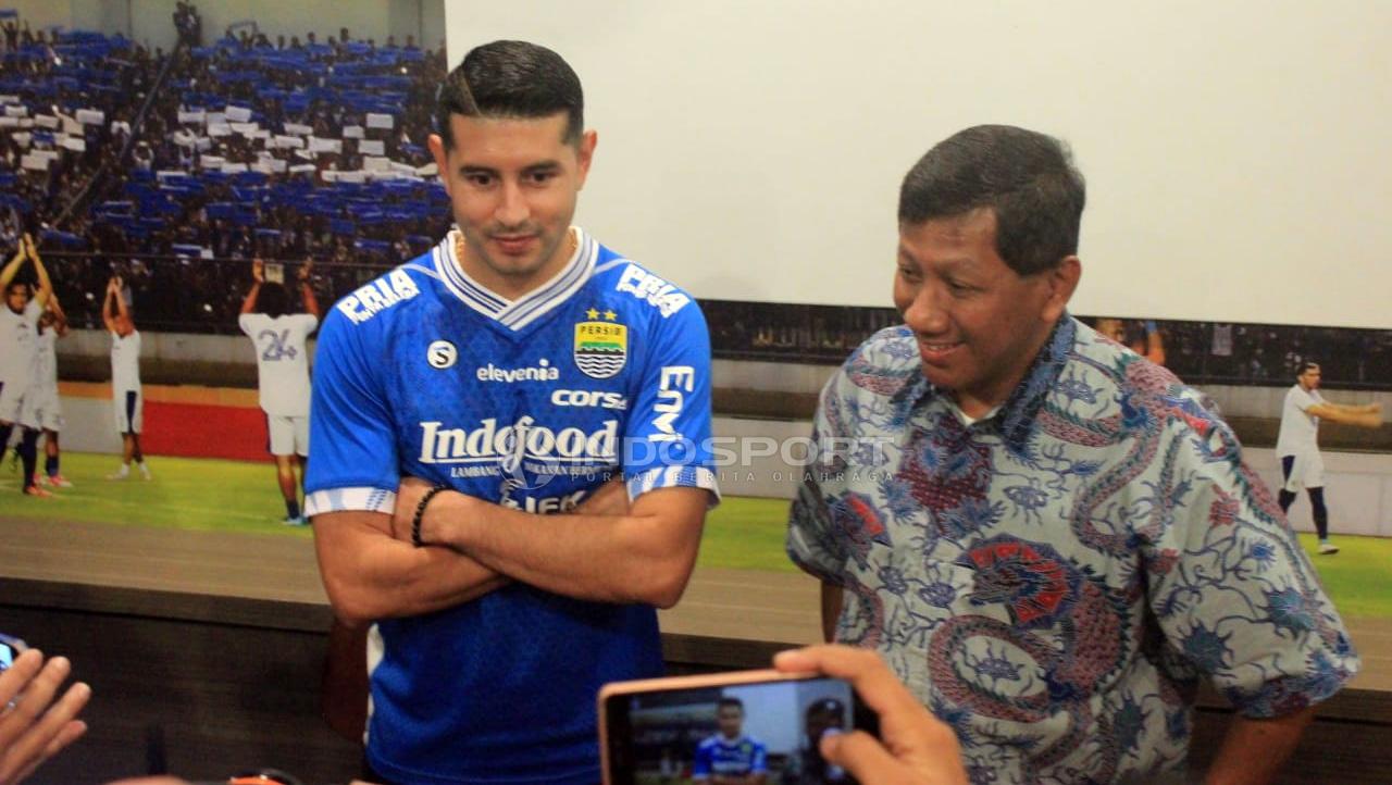 Komisaris PT PBB, Kuswara S Taryono (kanan) bersama pemain anyar Persib Bandung, Esteban Vizcarra.