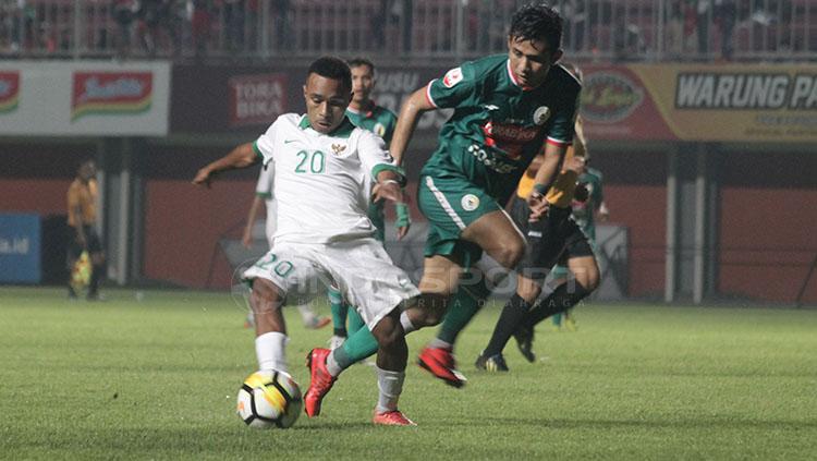 Gelandang PSS, Dave Mustaine (kanan) membayangi pemain Timnas U-19, Todd Rivaldo Copyright: Ronal Prabowo Seger/INDOSPORT