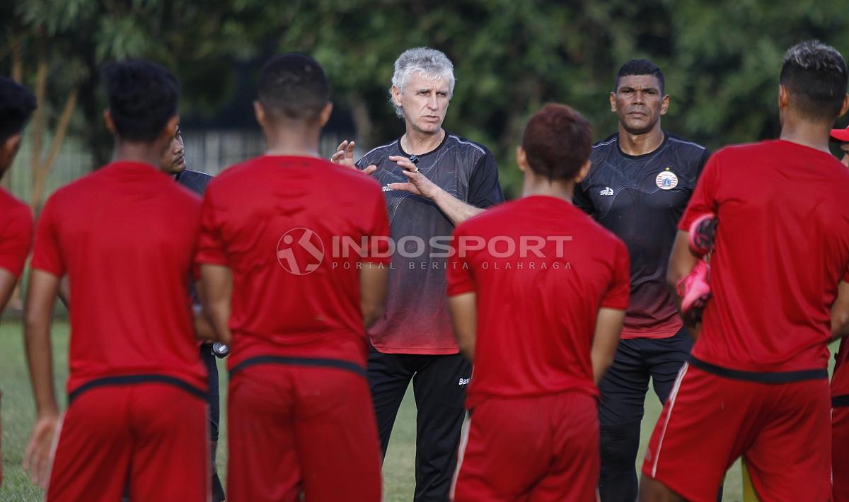 Pelatih Persija Jakarta, Ivan Kolev (tengah) sedang memberi arahan kepada para pemainnya.