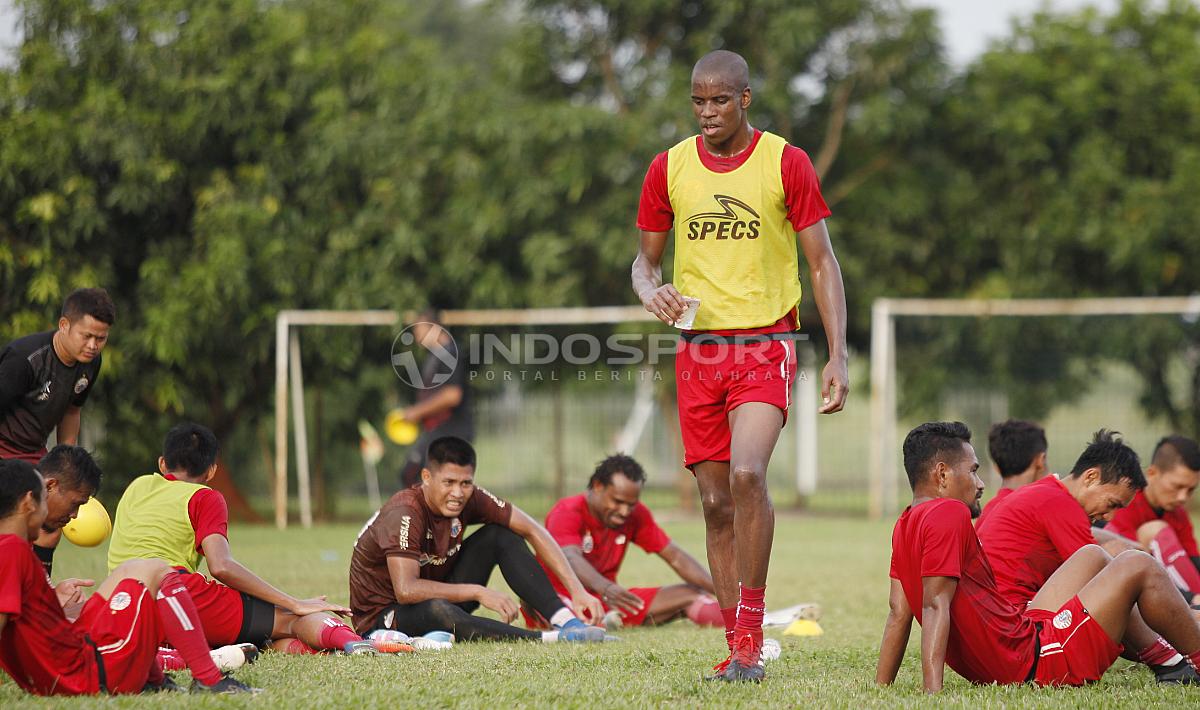 Pemain baru Persija Jakarta asal Brasil, Vinicius Lopes Laurindo atau yang akrab disapa Neguete mulai mengikuti latihan perdana bersama Macan Kemayoran