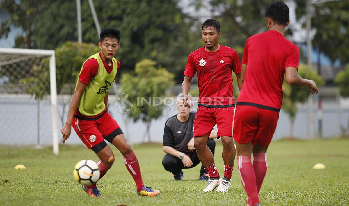 Tony Sucipto (tengah) pindah dari klub sebelumnya, Persib Bandung.