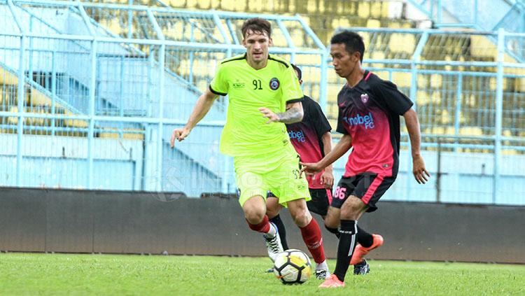 Ridwan Tawainella saat berupaya melewati hadangan lawan Copyright: Ian Setiawan/INDOSPORT