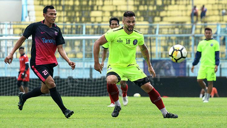 Robert Lima Gladiator mencetak dua gol pada debutnya di Arema Copyright: Ian Setiawan/INDOSPORT