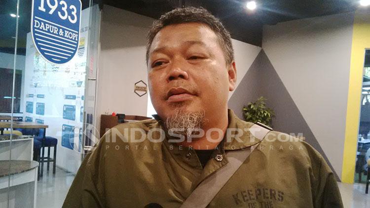 Dirigen Viking, Yana Umar, mengimbau agar suporter Persib Bandung tidak memaksakan datang ke Jakarta. - INDOSPORT