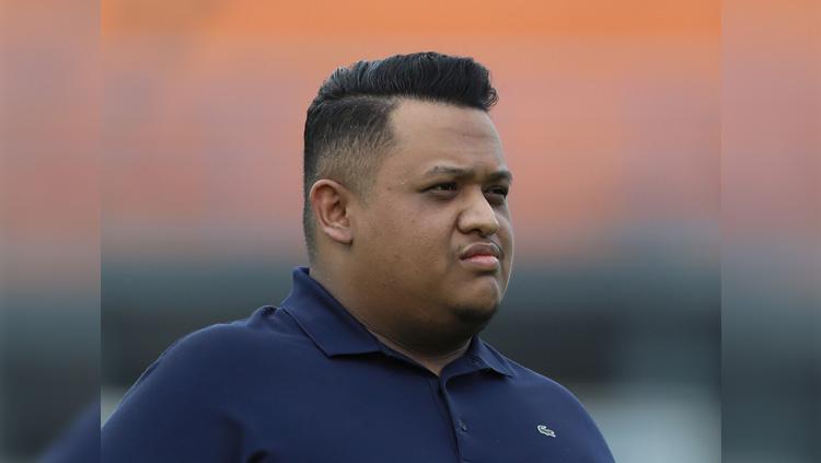 Presiden Borneo FC, Nabil Husein, mendamping timnya dalam pertandingan Liga 1 2019.