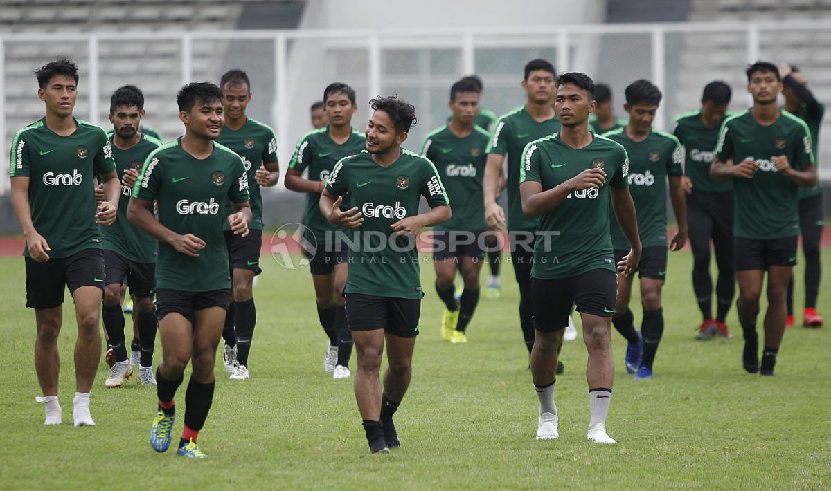 Para pemain Timnas Indonesia U-22 melakukan jogging usai menjalani internal game di stadion Madya, Senayan.