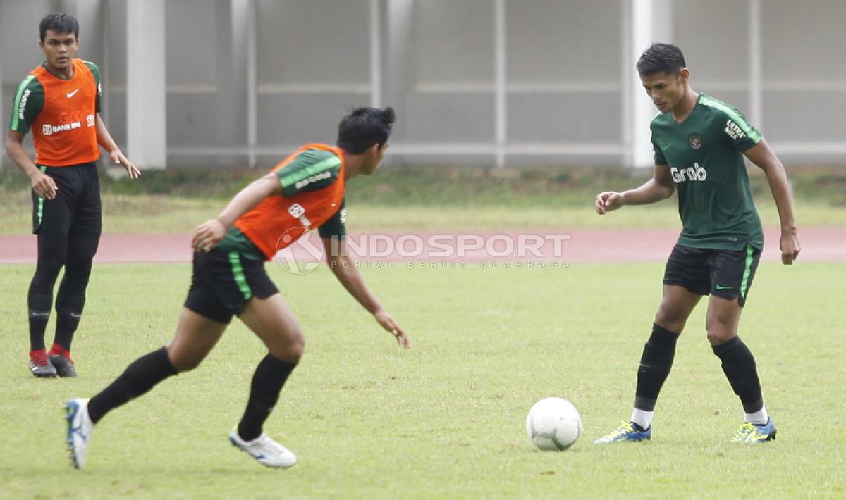 Aksi Dimas Drajad (kanan) mengamankan bola.