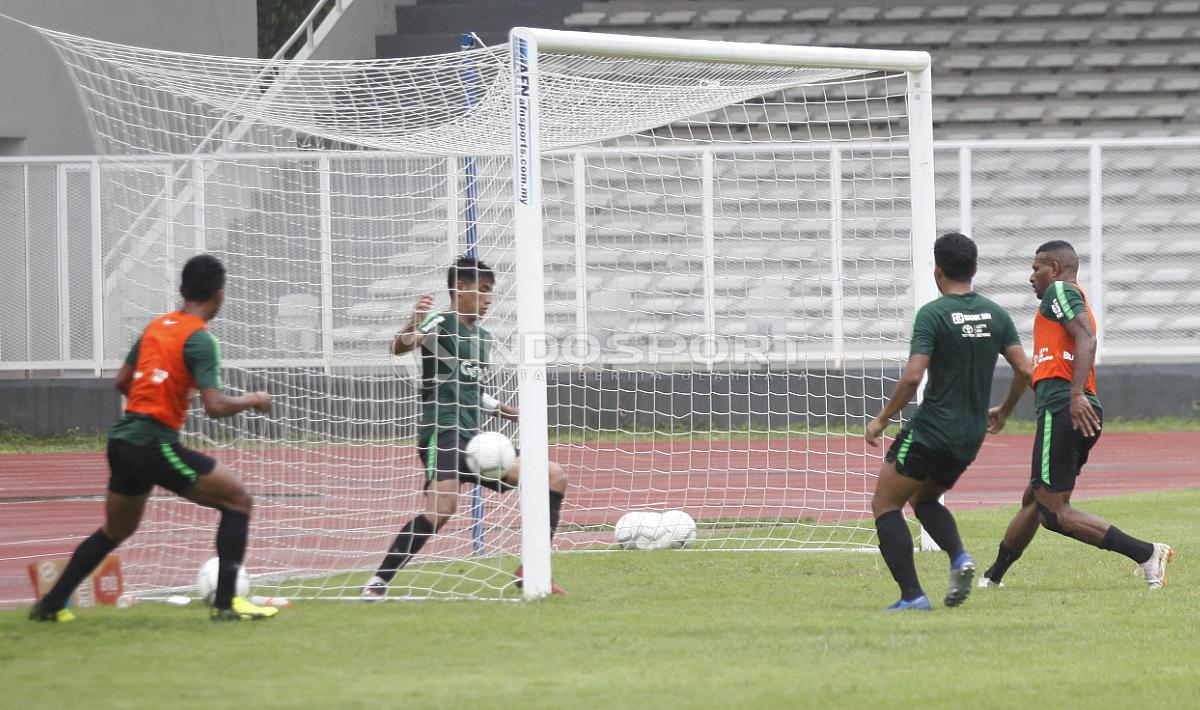 Bola telah masuk ke gawang atas sepakan Marinus Manewar, namun wasit tidak mengesahkan gol tersebut.