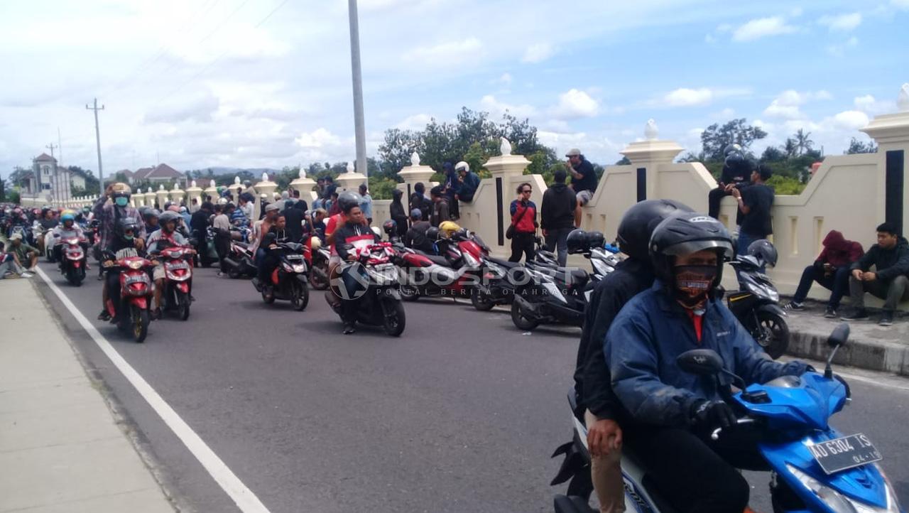Ribuan suporter Persis Solo baik Pasoepati maupun Surakartans mulai memadati kawasan Stadion Maguwoharjo.