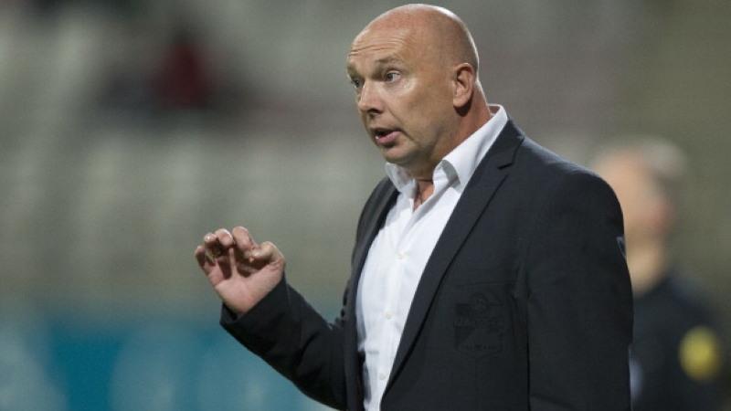 Pelatih PSM Makassar, Joop Gall, melontarkan kritikan terhadap wasit dan pujian buat lini depan PSIS Semarang selaku lawan di pekan 29 BRI Liga 1 2021/22. (Getty Images)