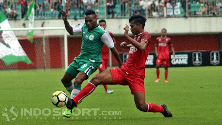 Pemain seleksi PSS Sleman, Mariando (kiri) berusaha melewati kawalan bek Persis, M Zaenuri