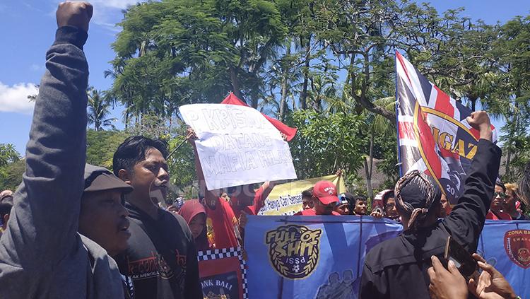 Andi Peci berorasi di depan gabungan suporter sepak bola Indonesia, di depan Hotel Sofitel, Beach Resort. Minggu (20/1/19). Copyright: Fitra Herdian/Indosport