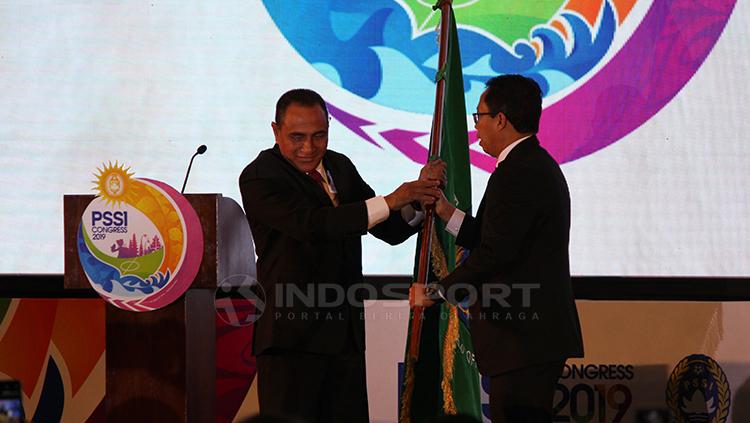 Edy Rahmayadi memberikan bendera PSSI kepada Joko Driyono, sebagai tanda pindahnya tanggung jawab ketua PSSI. Minggu (20/1/19). Copyright: Fitra Herdian/Indosport