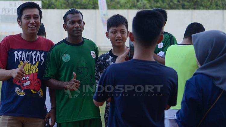 Wijay menjadi incara suporter untuk foto bersama Copyright: Muhammad Effendi/INDOSPORT