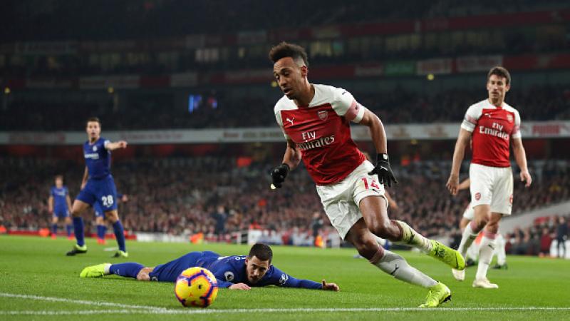Pierre-Emerick Aubameyang saat melewati Eden Hazard