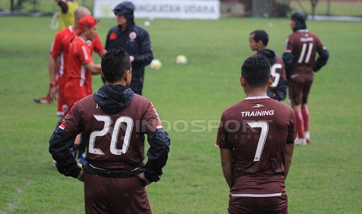 Bambang Pamungkas (Kanan) dan Ramdani Lestaluhu (Kiri) saat akan pembagian tim untuk game sore tadi