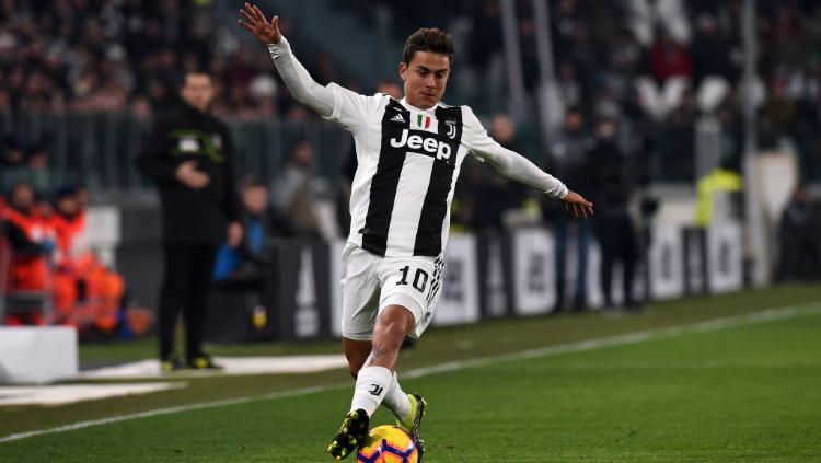 Paulo Dybala menggiring bola dalam pertandingan Juventus vs Chievo, Selasa (22/01/19). Copyright: Getty Images