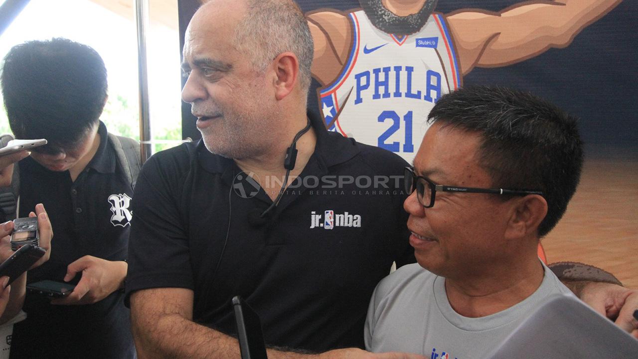 Head Coach, Carlos Barroca bersama Adang Suparman Coach of the month dalam memberikan keterangan kepada wartawan.