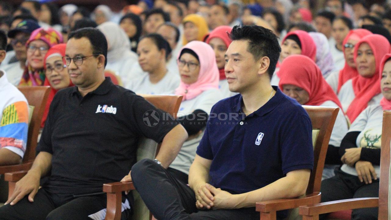 Jim Wong (kanan) Associate Vice President, Marketing Partnerships NBA Asia menemani Gurbernur DKI Jakarta, Anies Baswedan dalam pembukaan acara Akademi Pelatih Jr. NBA 2019.