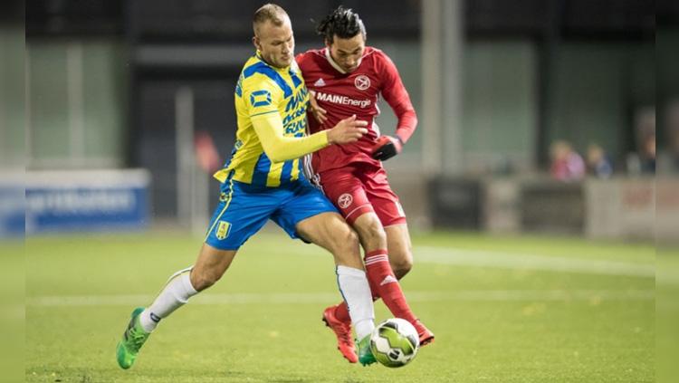 Pemain RKC Waalwijk Jan Lammers (kiri) saat berduel dengan pemain Almere City Ezra Walian (kanan).