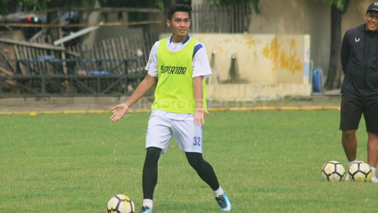 Septian David mencoba memberikan bola kepada rekan setimnya yang jalani tc