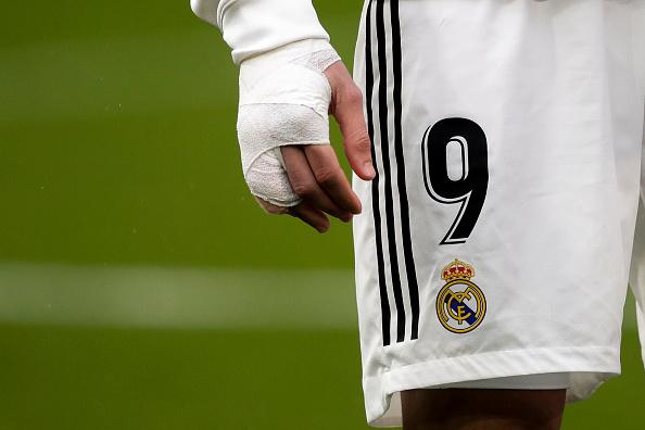 Tangan Karim Benzema, striker Real Madrid mengalami cedera. Copyright: INDOSPORT