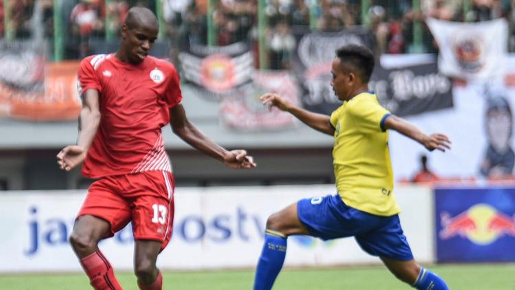 Neguete tengah mengontrl bola melawan Kepri FC