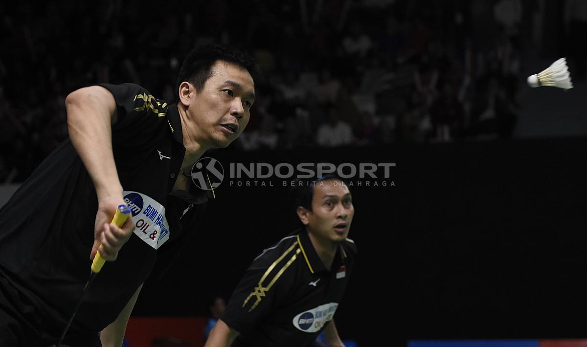 Mohammad Ahsan/Hendra Setiawan, pasangan ganda putra Indonesia ini gagal meraih gelar juara Singapura Open 2019, setelah kalah dari pasangan Jepang di laga final.