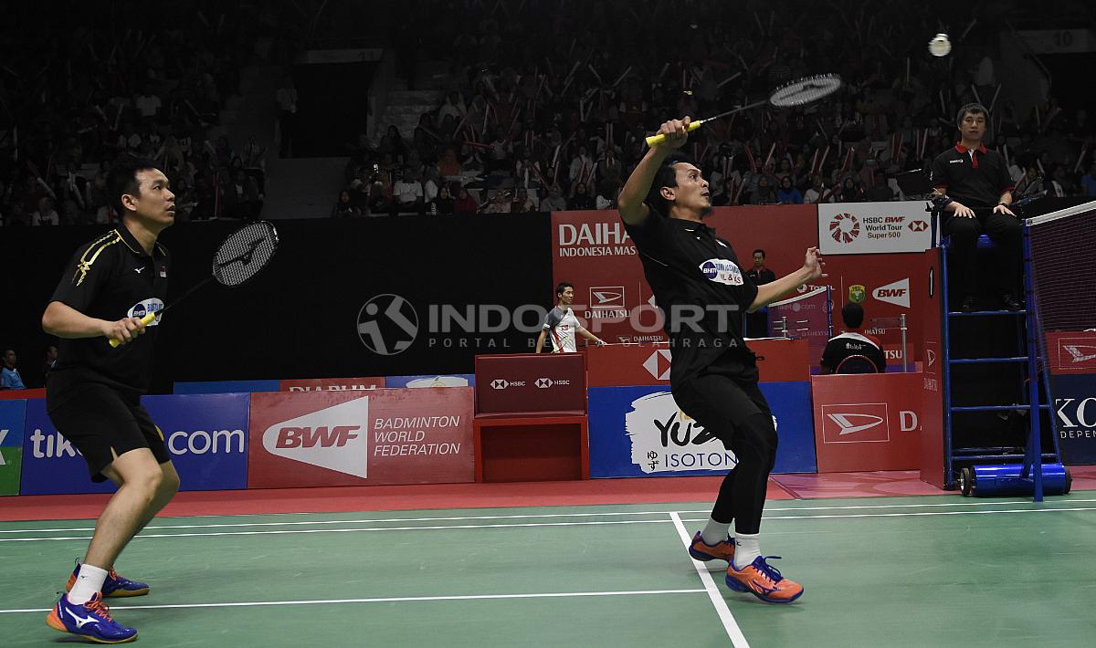 Hendra Setiawan/ Muhammad Ahsan berhasil melaju ke babak kedua Indonesia Master 2019 setelah berhasil mengalahkan pasangan Malaysia, Aaron Chia/Soh Wooi Yik pada babak utama di Istora Senayan, Rabu (23/01/19). - INDOSPORT