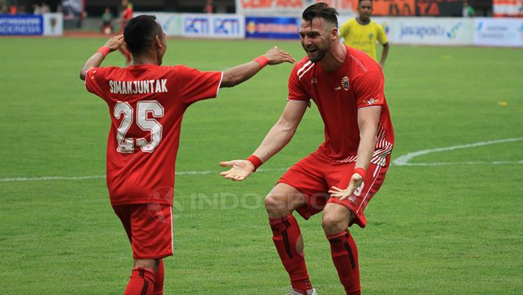 Aksi selebrasi Marko Simic dan Riko Simanjuntak Copyright: Muhammad Nabil/INDOSPORT