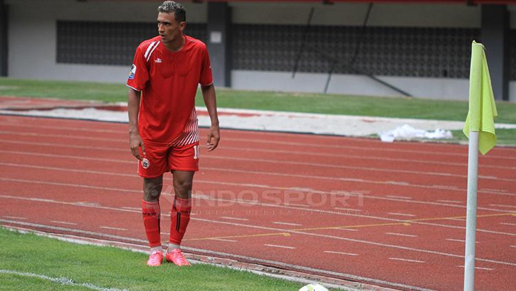 Pemain asing Persija, Bruno Mantos bersiap menendang bola pojok