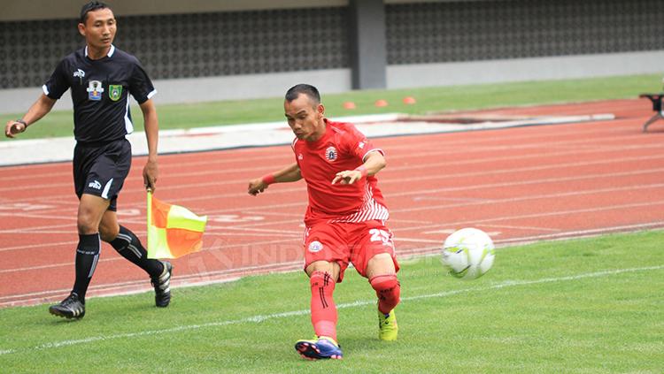 Rico Simanjuntak bersiap mengumpan bola dalam pertandingan lanjutan Piala Indonesia, di stadion Patriot Chandrabhaga, Bekasi