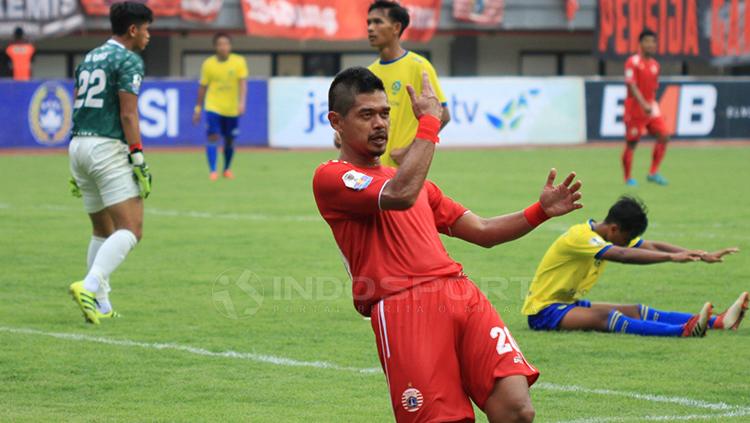 Selebrasi khas pemain senior Persija, Bambang Pamungkas setelah mencetak 1 gol untuk Persija